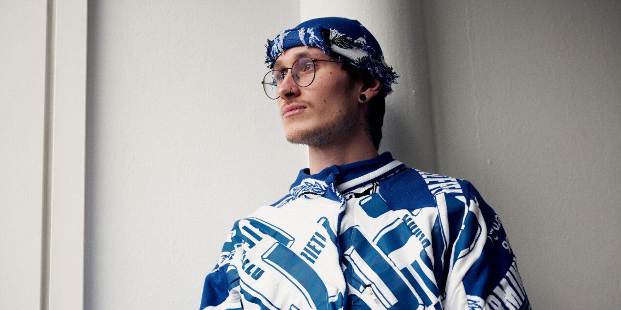 Ein Model in blau-weißer Kleidung