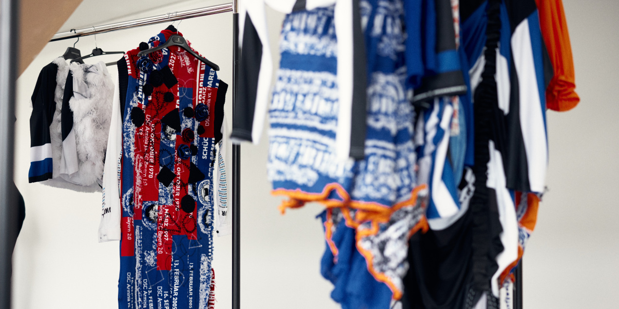 Auf einer Kleiderstange sind Arminia-Kleidungsstücke aufgehängt