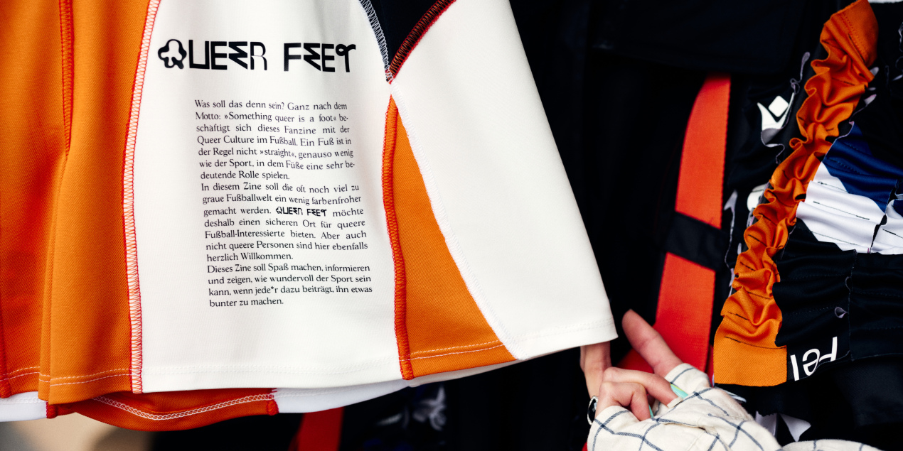 Eine Nahaufnahme einer organgenen Sporthose mit Text