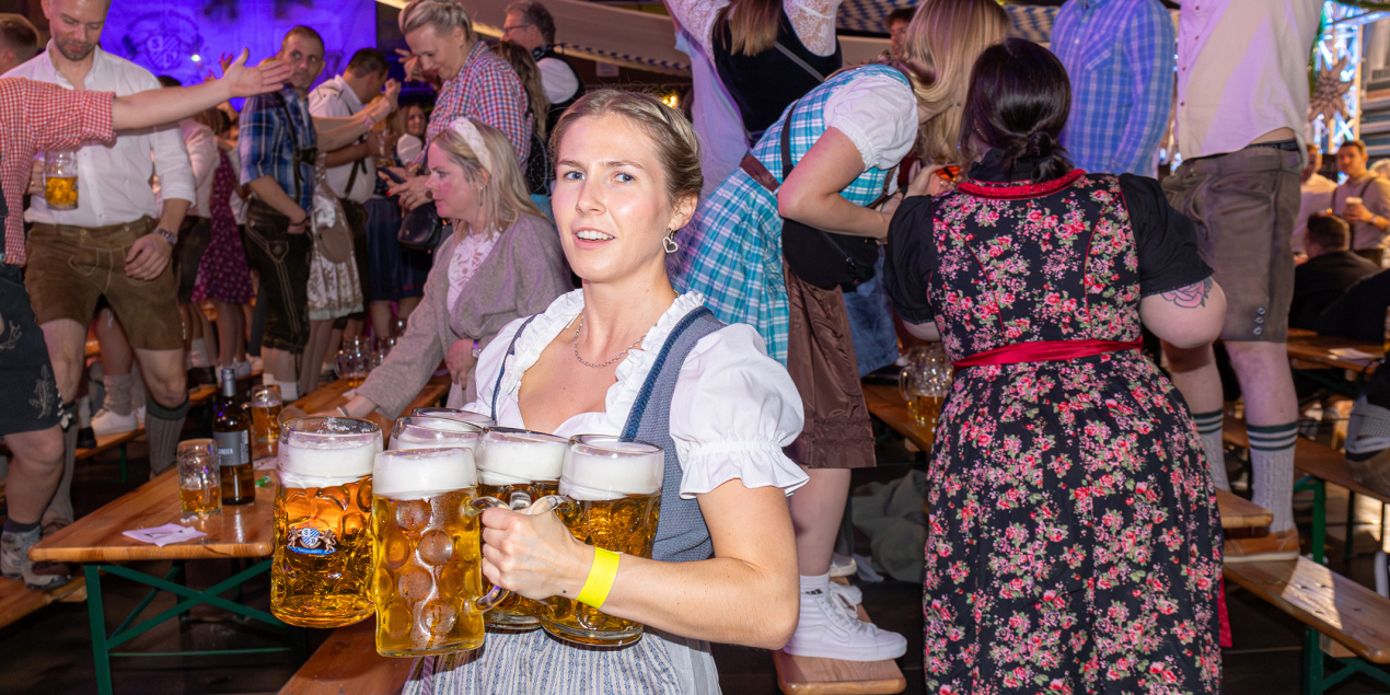 Karla Schradi als Kellnerin beim Oktoberfest