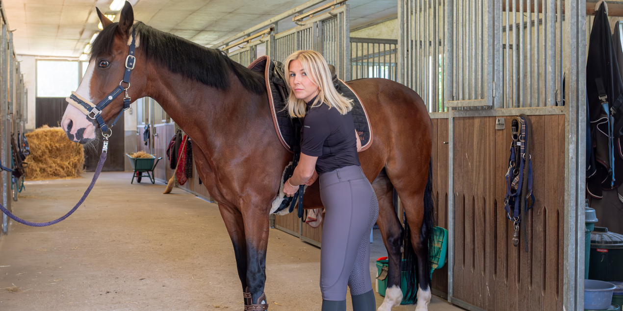 Karla Schradi als Reitmädchen