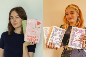 Zwei Frauen halten Bücher in die Kamera