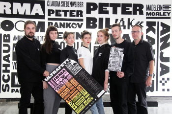 secgs Studiernde und ein Professor stehen vor dem Plakat der Veranstaltung Ultrafett
