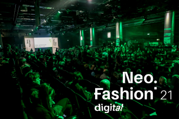 Blick auf ein Publikum während einer Modenschau.