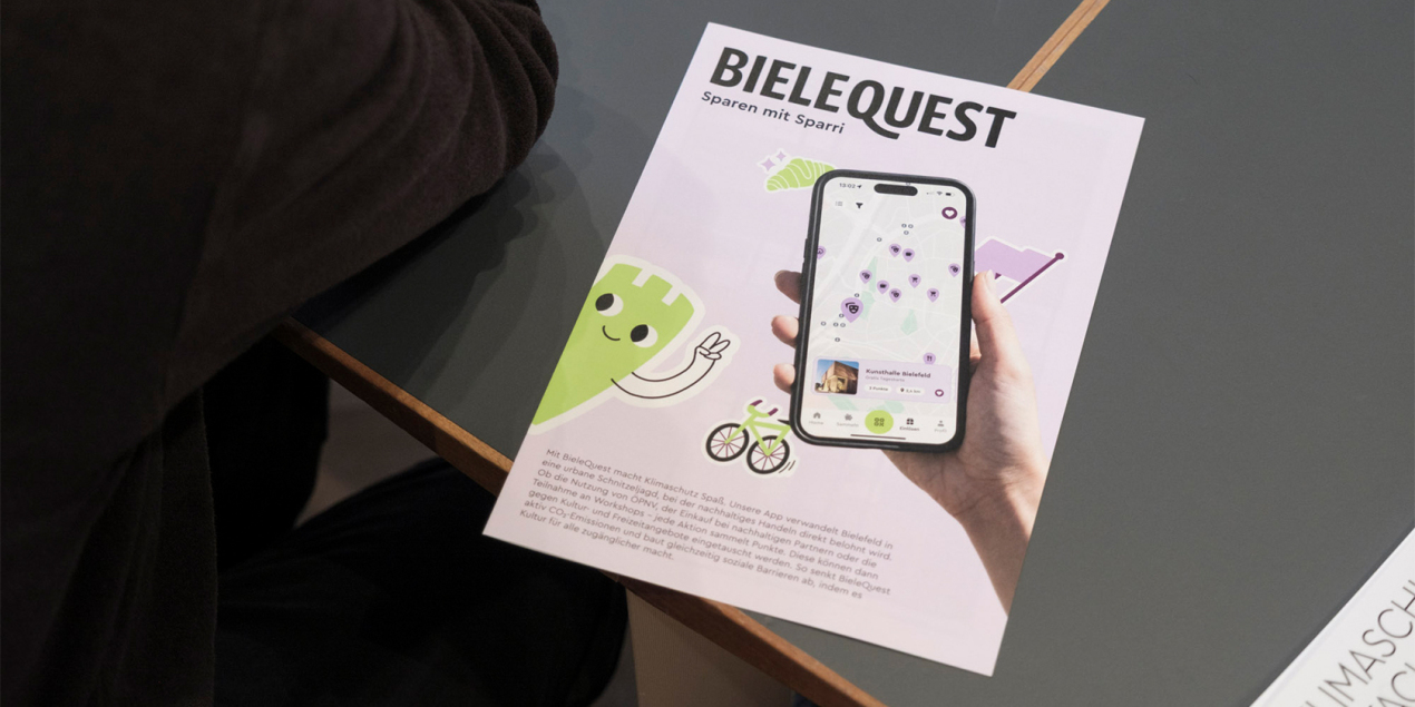 Foto: Flyer von dem Projekt Bielequest liegt auf einem Tisch