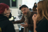 Foto: marcus Wildelau im Gespräch mit Studierenden