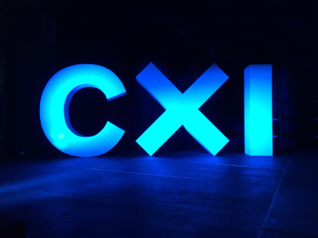 Die leuchtenden Buchstaben CXI in blau sind auf dem Bild zu sehen.