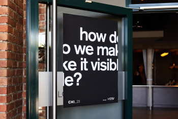 Eingang der CXI mit dem Plakat auf dem steht how do we make it visible