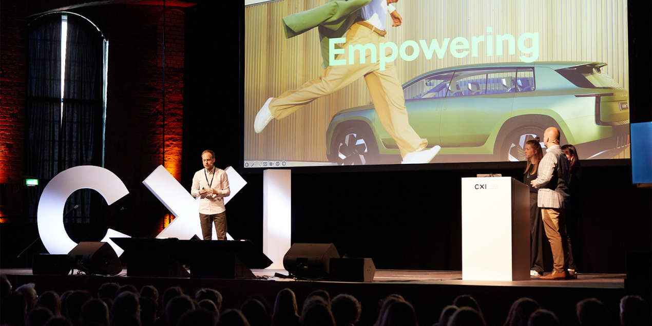 Foto: Auf eienr Bühne stehen drei Personen und präsentieren das Konzept von Skoda