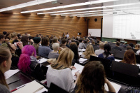 Die neuen Studierenden des Fachbereichs Gestaltung werden am ersten Tag im Audimax an der Lampingstraße begrüßt.