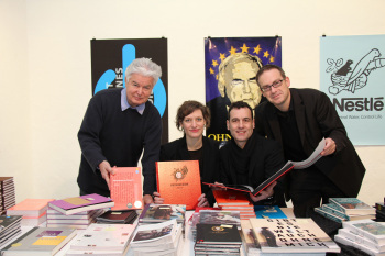 Sara Hausmann und Achim Böhmer (Mitte) stellten ihr Buch \