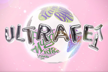 Eine Kugel und der Schriftzug Ultrafett vor einem rosa Hintergrund