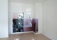 Verschiedene Fotos und eine Glasplatte an eine Wand