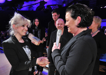 auf der Modenschau interviewt Annette Görtz eine Studentin