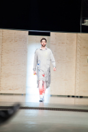 Jeans in unterschiedlichen Farben und Formen