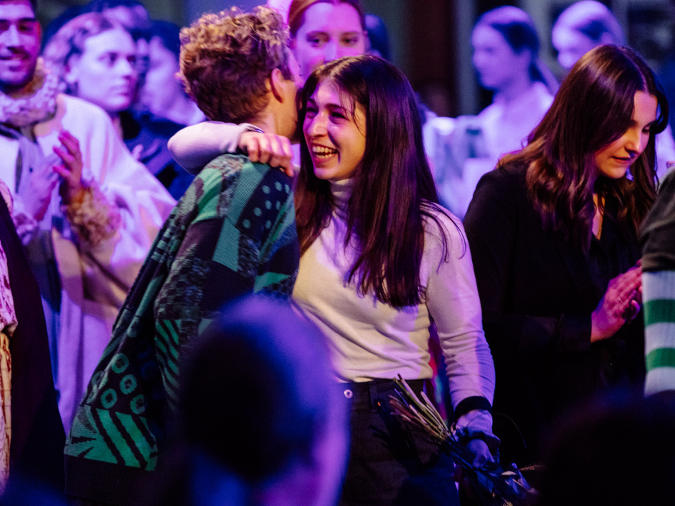 Eine Frau umarmt einen Mann.