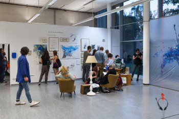 Personen in einem Ausstellungsraum