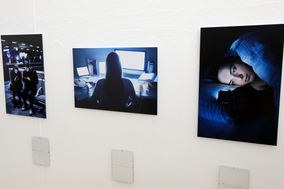 Drei Bilder hängen an einer Wand.