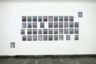 An einer Wand hängen Fotos auf denen die Umrisse von Personen zu erkennen sind