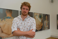 Eine Person blickt in die Kamera.