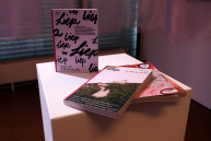 Hefte liegen auf einem Podest.