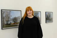 Eine Person blickt in die Kamera.