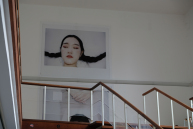 Blick auf eine Galerie, an der Wand hängt ein großes, zweiteiliges Foto.