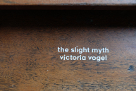 Schriftzug auf einem Treppenabsatz.