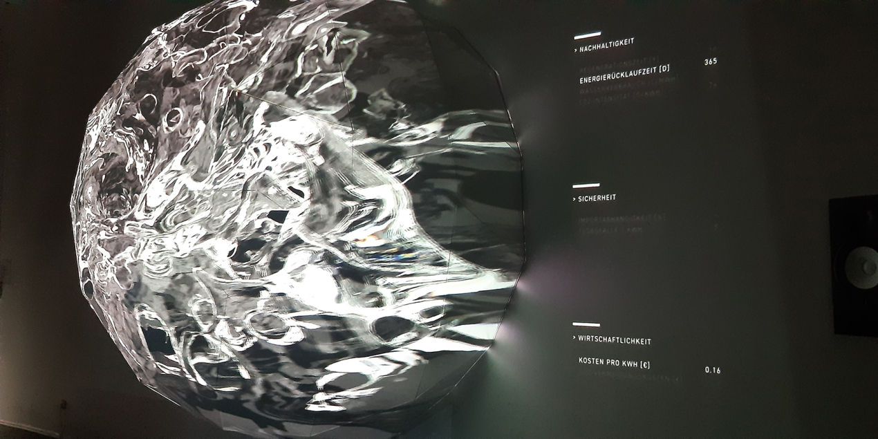 Eine dreidimensionale Kugel an einer Wand mit einer Lichtinstallation