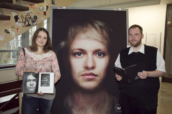 Die Postergestalter vor ihrem Kunstwerk