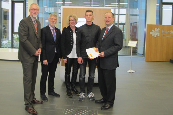 Fünf Personen stehen im Foyer der Handwerkskammer