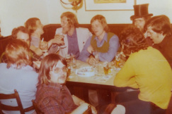 Studierende sitzen in einer Gaststätte und feiern.