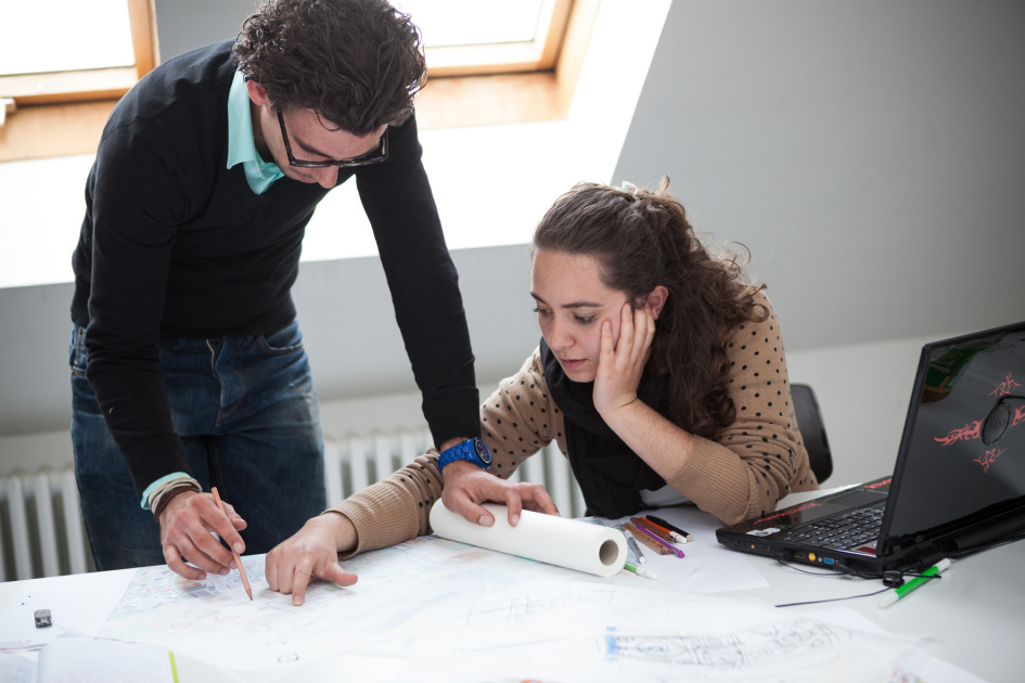 Auf den Strukturplan der Stadt Berlin legen die Studierenden transparentes Papier. So können sie den Plan genau nachzeichnen.