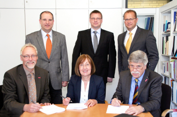 Vertragsunterzeichnung zum kooperativen Studium mit der HBZ und der Handwerkskammer