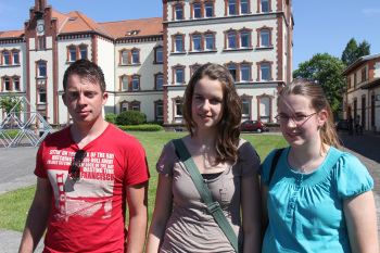 Daniel Wenig aus Hille möchte in diesem Jahr mit dem Bauingenieurstudium beginnen. Die Schwestern Miriam und Melanie Schwarze (v.l.) interessieren sich für Wirtschaftsingenieurwesen, werden aber erst 2014 bzw. 2015 Abitur machen.
