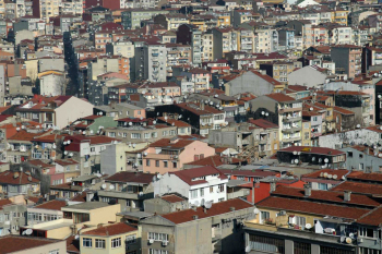 Über den Dächern der explosionsartig wachsenden Stadt Istanbul