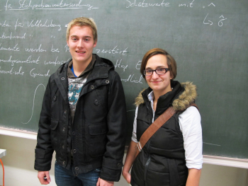 Isabell Schnabel und Christ Hevermann stehen vor einer Tafel