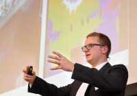 Der Referebt steht vor der Tafel.