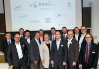 Die 14 Referenten stehen vor der Tafel im Audimax