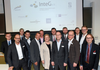 Die 14 Referenten stehen vor der Tafel im Audimax