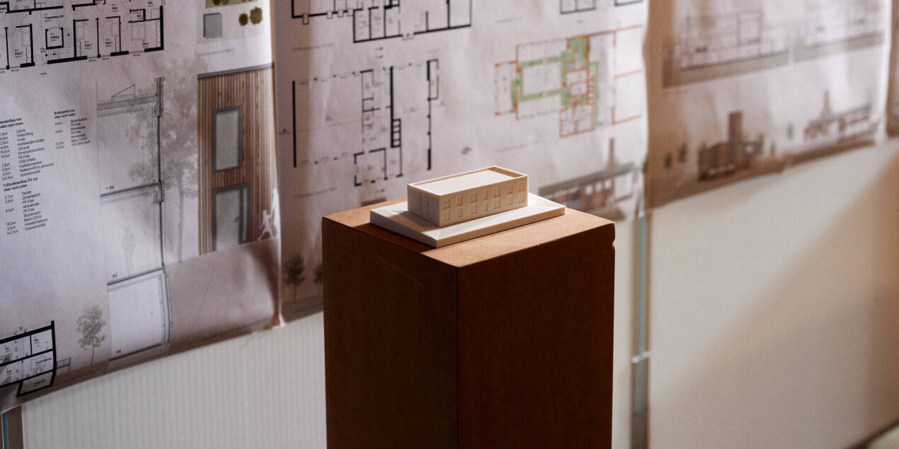 Ein Modellbau steht auf einem Podest