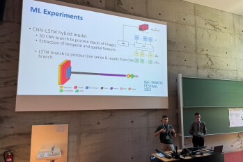 Zwei Personen stehen vor einer Projektionsfläche