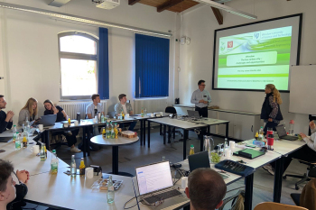 Studierende und Vortragende in einem Seminarraum