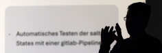 Foto: Silhouette einer Person die etwas erklärt vor einer Präsentation