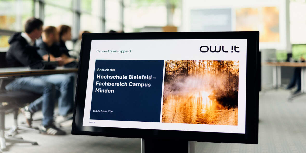 Foto: Ein Bidlschirm mit einer Folie Besuch der Hochschule Bielefeld Campus Minden