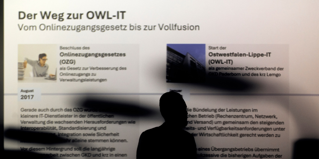 Foto: Eine Präsentation über den Beamer zum Thema Der Weg zur OWL IT