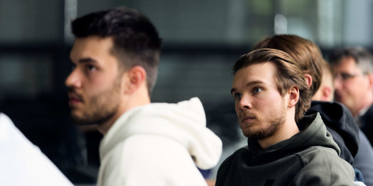 Foto: Studierende der HSBI hören aufmerksam zu