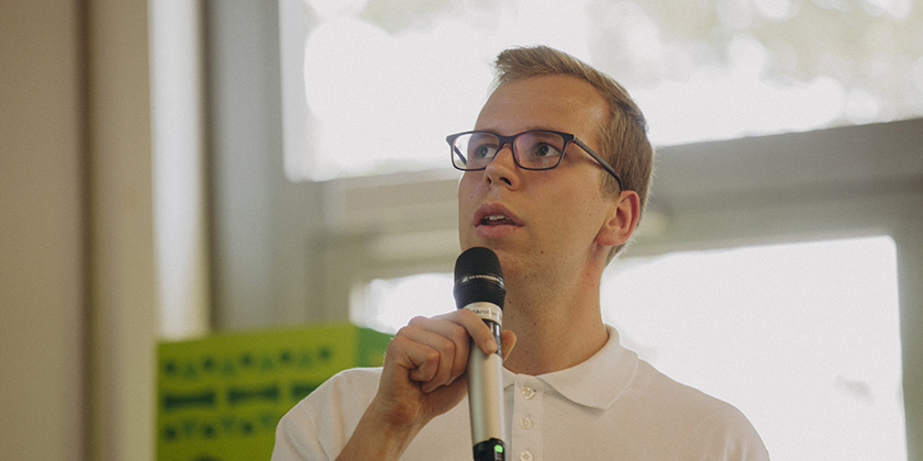 Florian Steiner spricht in ein Mikrofon