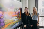 Chantal Faustmann und Marlena Henn vor einem Bildschirm mit dem Spiel
