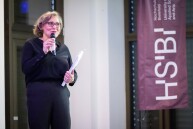 Prof. Bettina Mons auf der Bühne